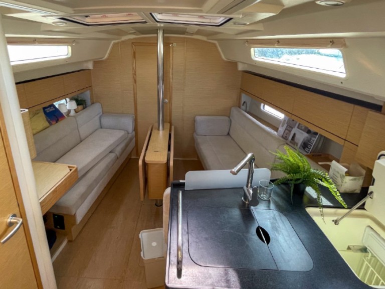 Yacht hire Hyères cheap Hanse 348