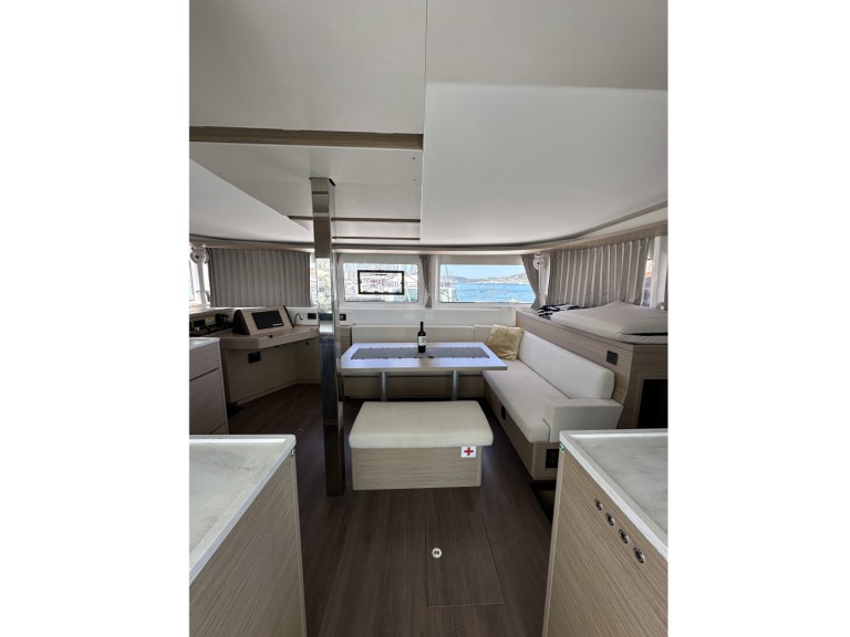 Hire Catamaran Lagoon with a boat licence