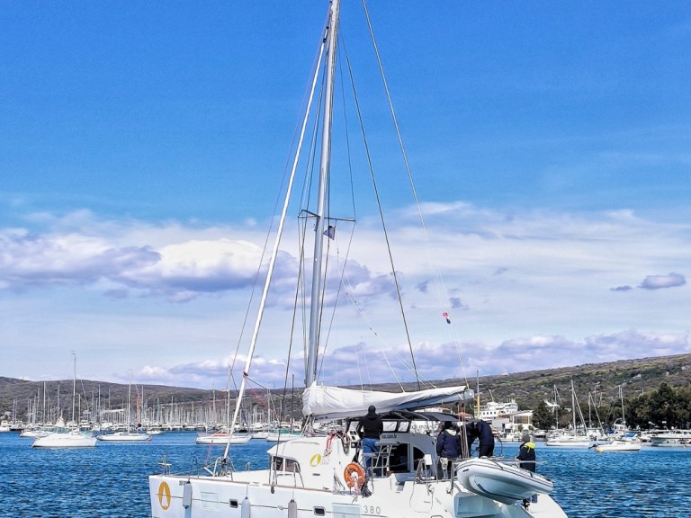 Charter a Lagoon Lagoon 380 in Punat on Samboat