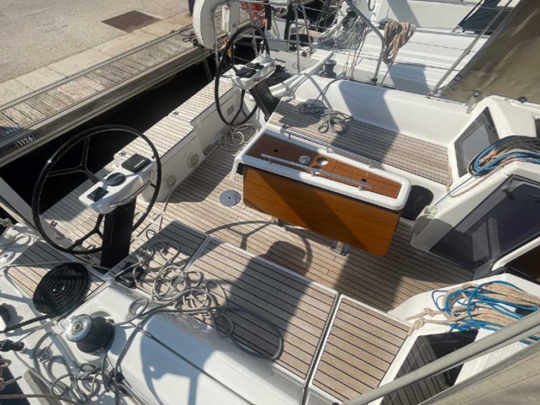 Charter a Dufour Dufour 360  in Hyères on Samboat