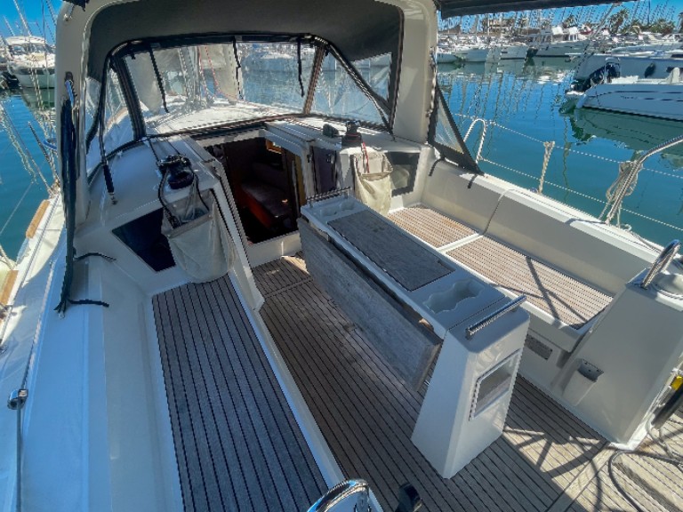 Hire a 4 OCEANIS 35.1 Hyères