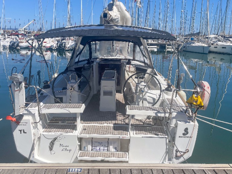Yacht hire Hyères cheap OCEANIS 35.1