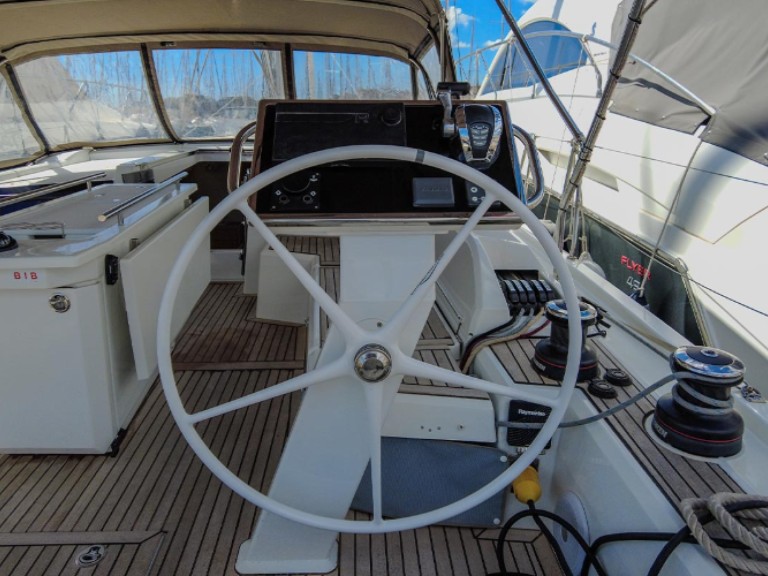 Hire a 4 OCEANIS 46.1 Hyères