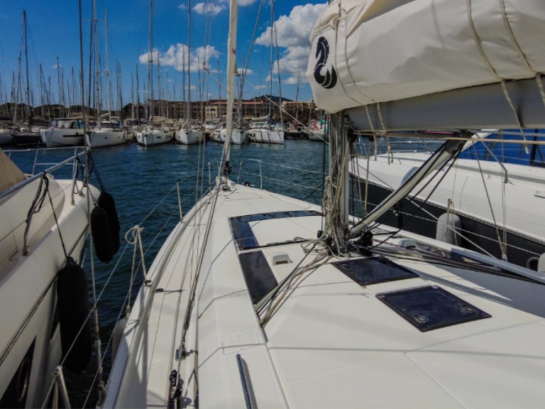Yacht hire Hyères cheap OCEANIS 46.1