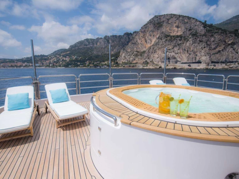 Hire Luxury Yacht with or without skipper Benetti Italy