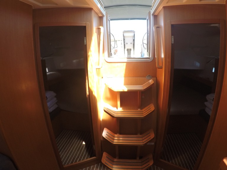 Sailboat to hire Nikiána at the best price