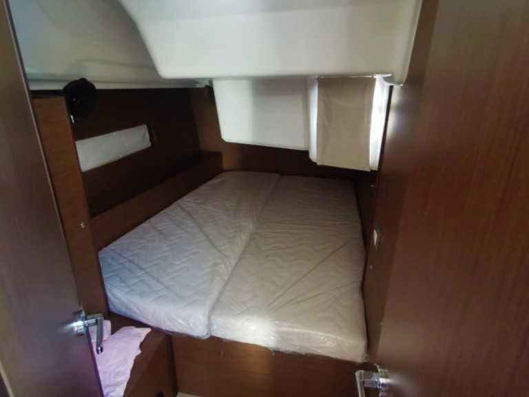 Charter a Bénéteau Oceanis 40.1 in Pomer on Samboat