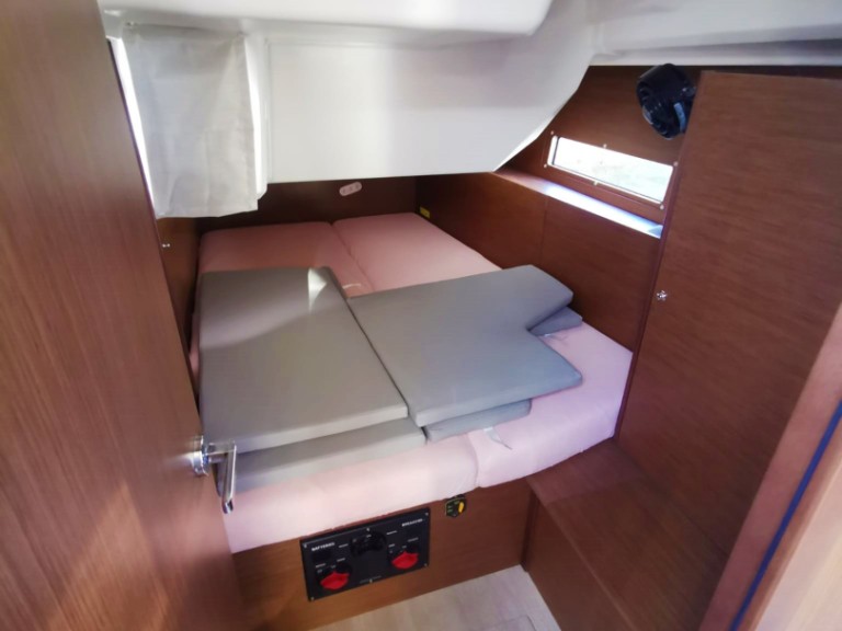 Hire Sailboat with or without skipper Bénéteau Pomer