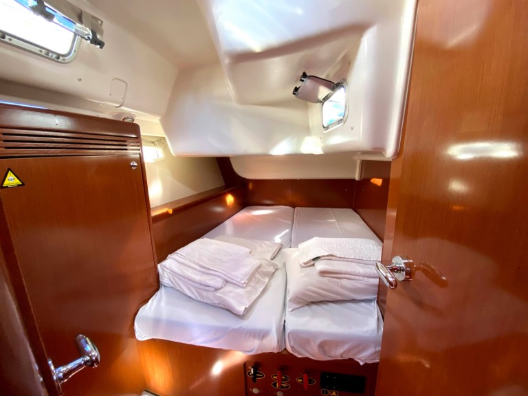 Hire a Bénéteau Oceanis 43 Alimos