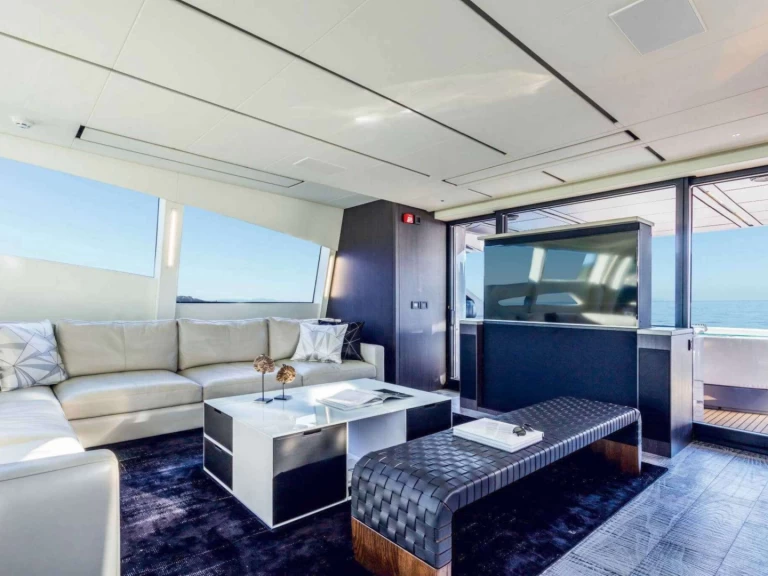 Hire Luxury Yacht Pershing with a boat licence