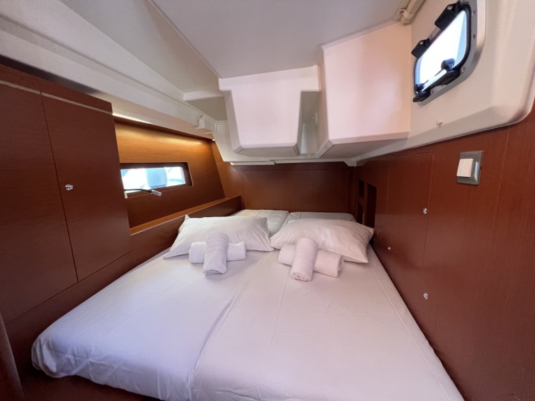 Charter a Bénéteau Oceanis 46.1 in Alimos on Samboat