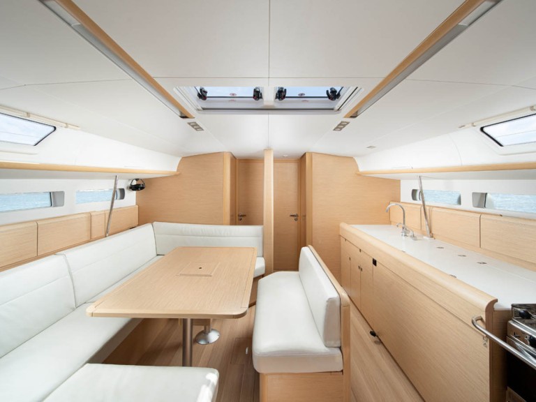 Sailboat hire in Alimos - Jeanneau Sun Odyssey 519