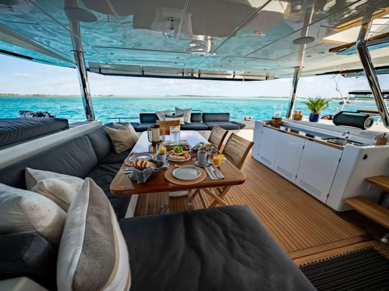 Hire Luxury Yacht Lagoon with a boat licence