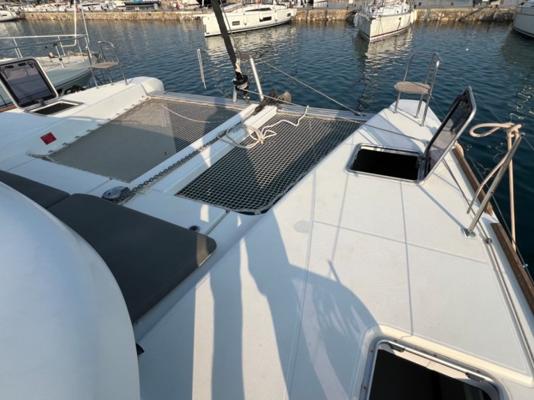 Hire Catamaran Lagoon with a boat licence