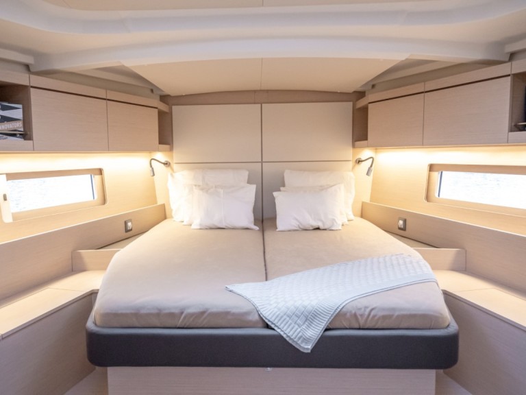 Charter a Bénéteau Oceanis 46.1 in Pomer on Samboat