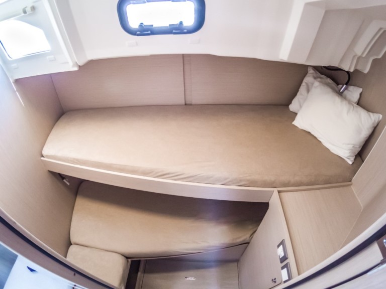 Hire Sailboat with or without skipper Bénéteau Pomer