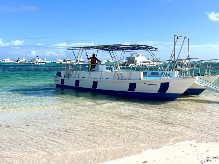 Hire Motorboat Lagoon with a boat licence