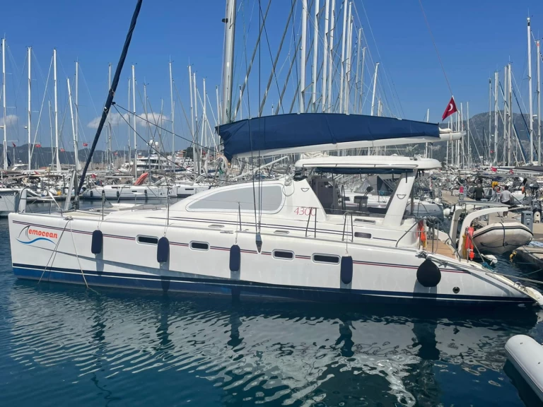 Hire a Leopard Catamarans / Robertson & Caine Leopard 4300 Fethiye