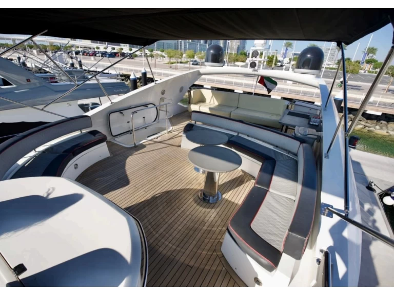 Charter a Sunseeker Yacht 90 in Dubai on Samboat