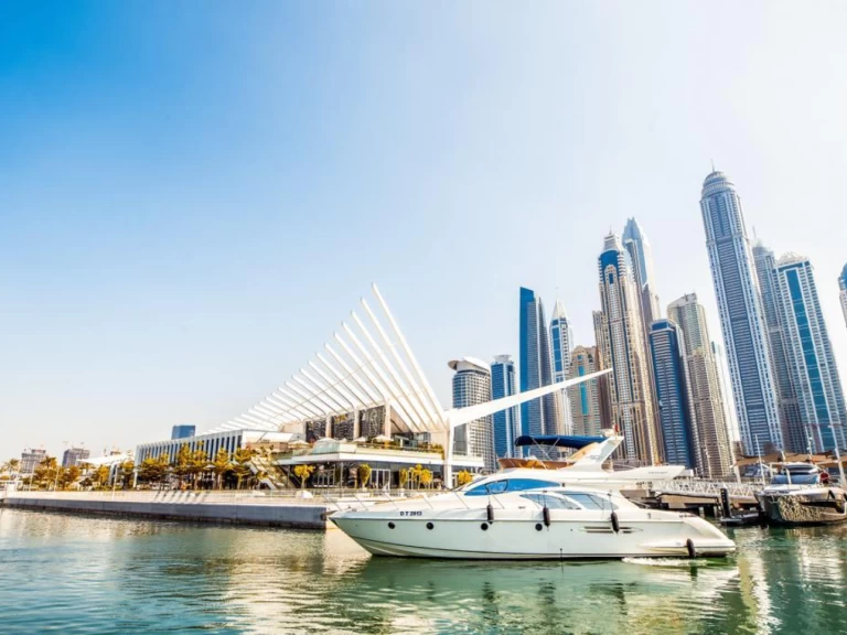 Charter a Azimut Azimut 50 in Dubai Marina on Samboat