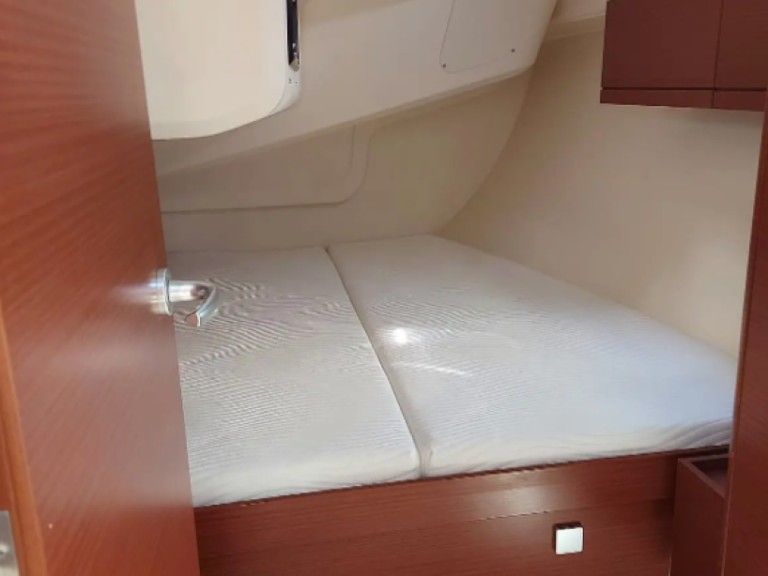 Charter a Hanse Hanse 418 in Lávrio on Samboat