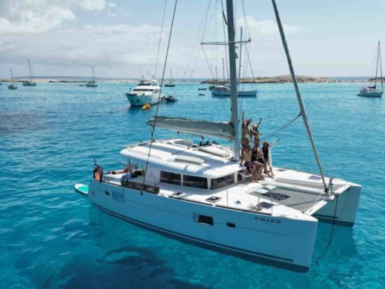 Hire Catamaran Lagoon with a boat licence