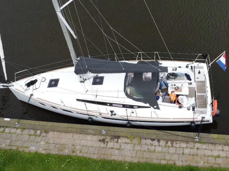 Charter a Jeanneau Sun Odyssey 349 in Lemmer on Samboat