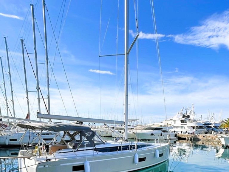 Hire Sailboat Bavaria with a boat licence
