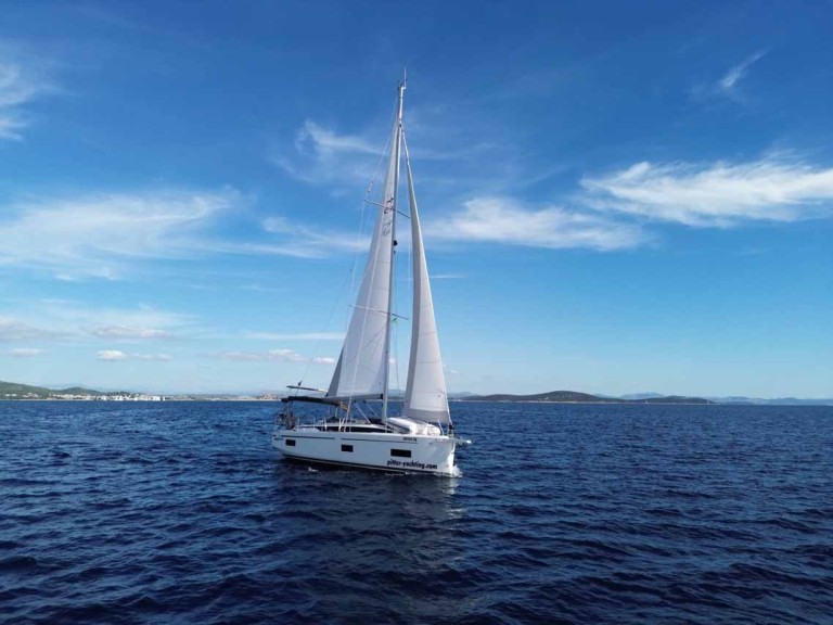 Yacht hire Murter-Kornati cheap Bavaria C38