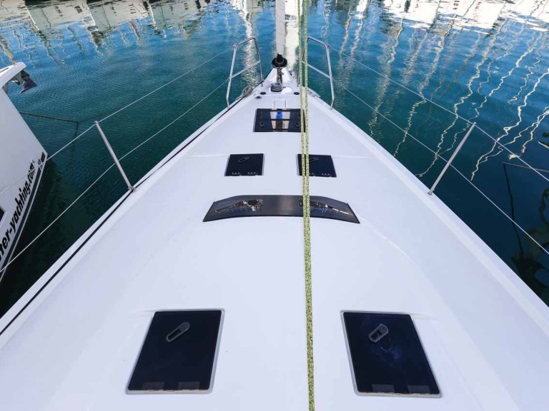 Charter a Dufour Dufour 41 in Jezera on Samboat