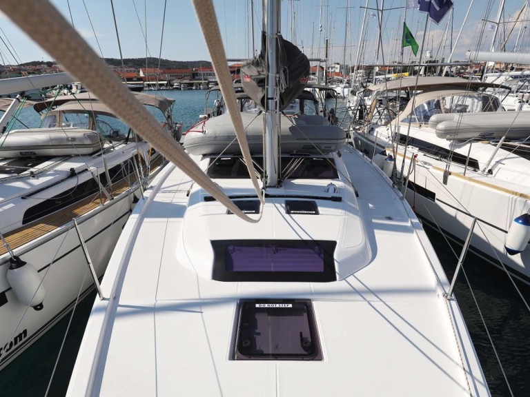 Charter a Dufour Dufour 430 in Murter-Kornati on Samboat