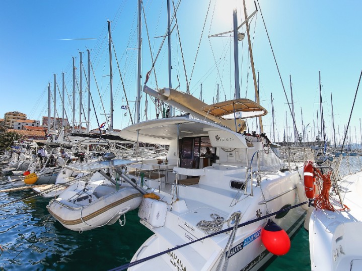 Hire Catamaran Fountaine Pajot with a boat licence