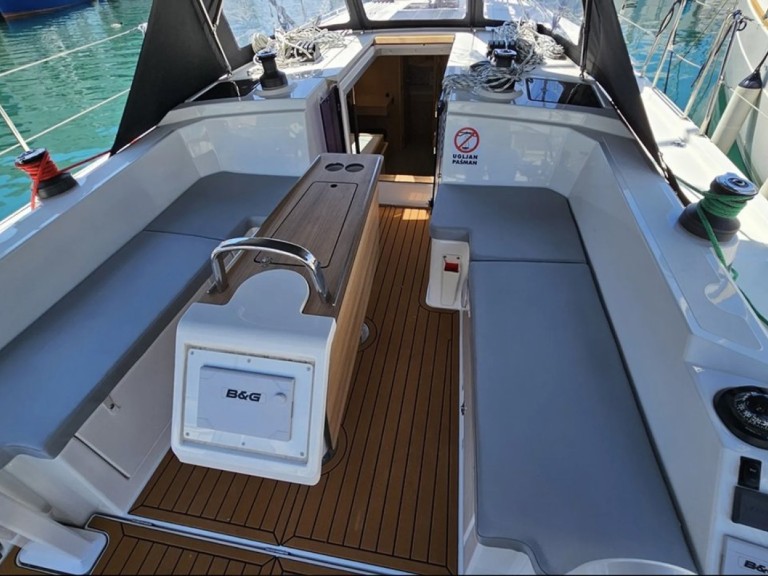 Hire a Bavaria Bavaria C38 Drage