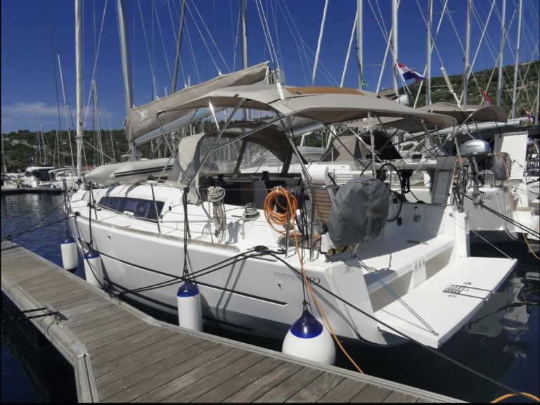 Hire a Dufour Dufour 382 Grand Large Drage