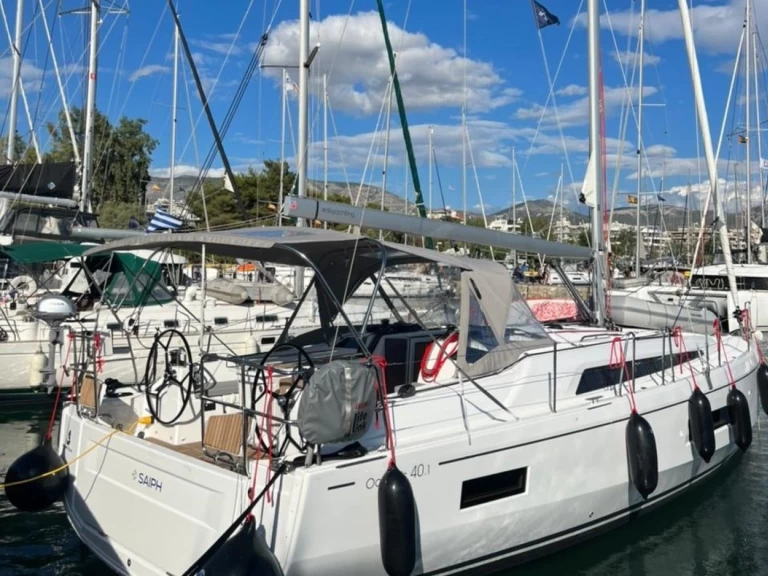 Charter a Bénéteau Oceanis 40.1 in Alimos on Samboat