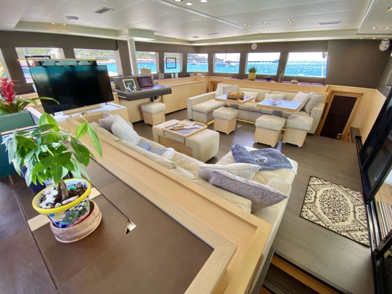 Hire Luxury Yacht Lagoon with a boat licence
