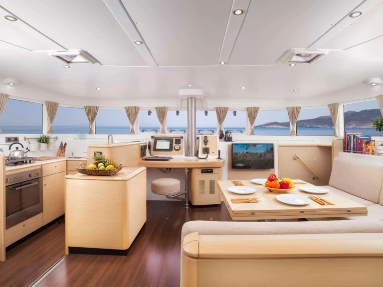 Charter a Lagoon Lagoon 500 2010 in Athens on Samboat