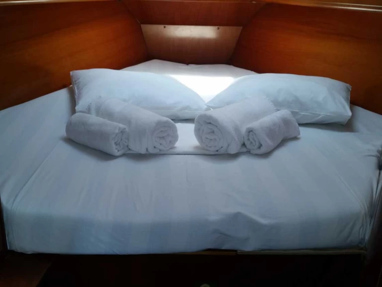 Sailboat to hire Alimos at the best price