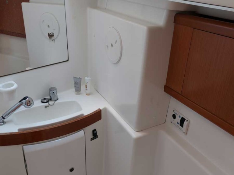 Charter a Bénéteau Oceanis 43 in Kallithea on Samboat