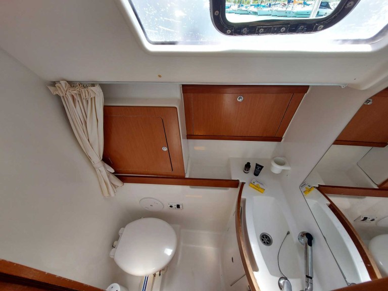 Charter a Bénéteau Oceanis 43 in Kallithea on Samboat