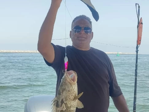 Yacht hire Dubai Marina cheap IC M330