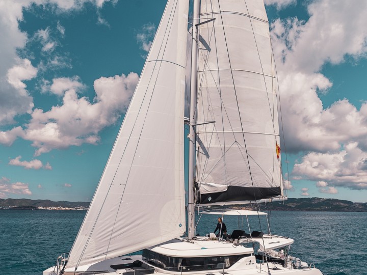 Charter a Lagoon Lagoon 46 in Sant Antoni de Portmany on Samboat