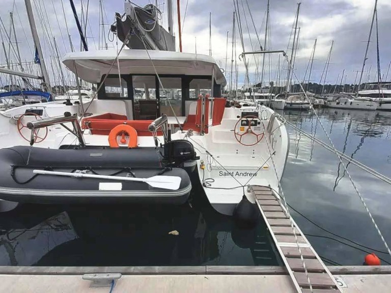 Catamaran to hire Lávrio at the best price
