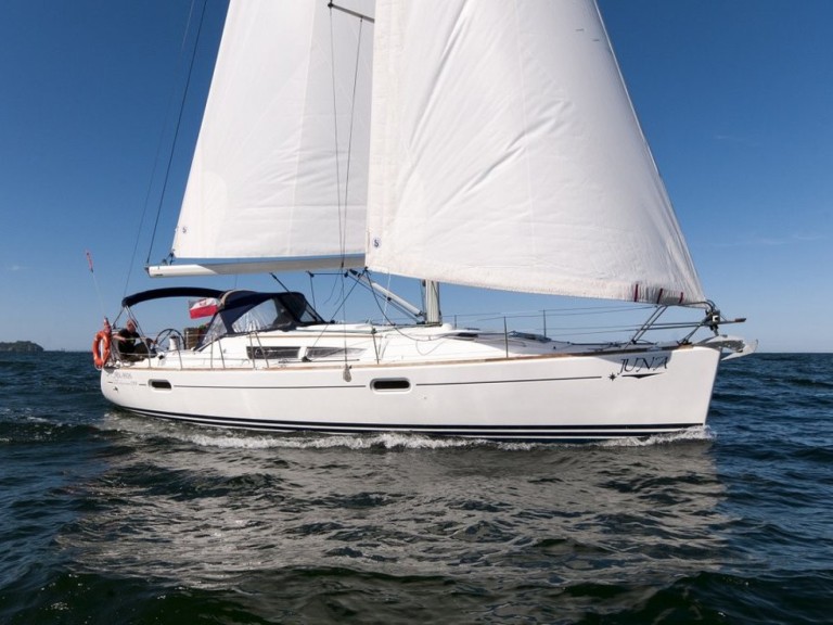 Hire Sailboat Jeanneau with a boat licence