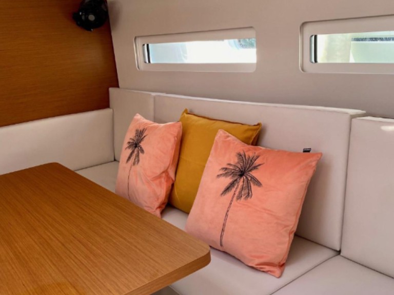 Charter a Jeanneau Sun Odyssey 410 in Lefkáda on Samboat