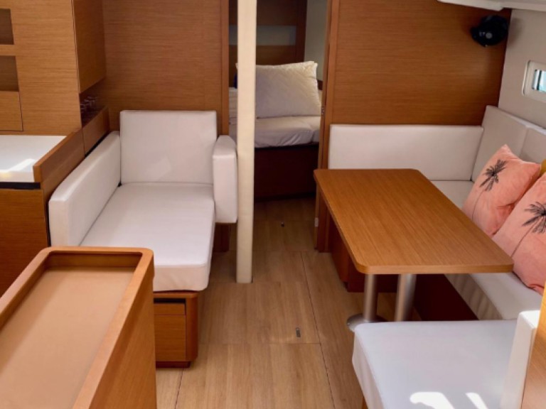 Hire Sailboat Jeanneau with a boat licence