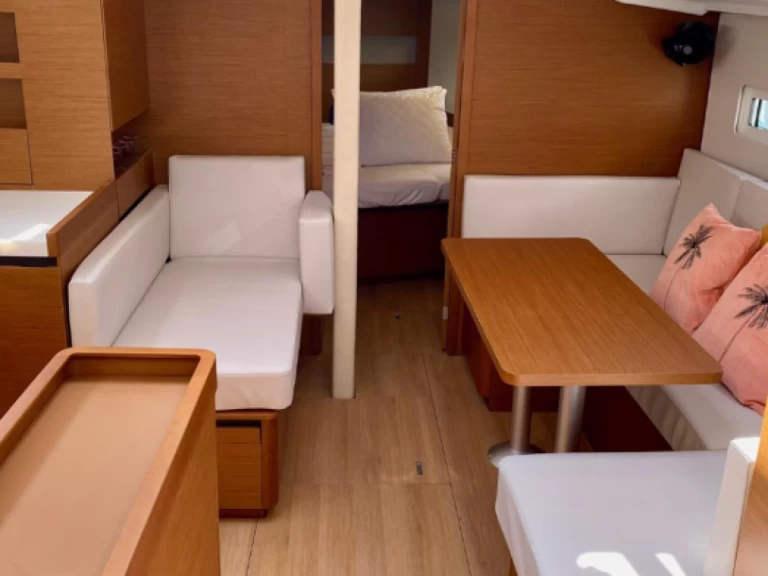 Hire Sailboat Jeanneau with a boat licence