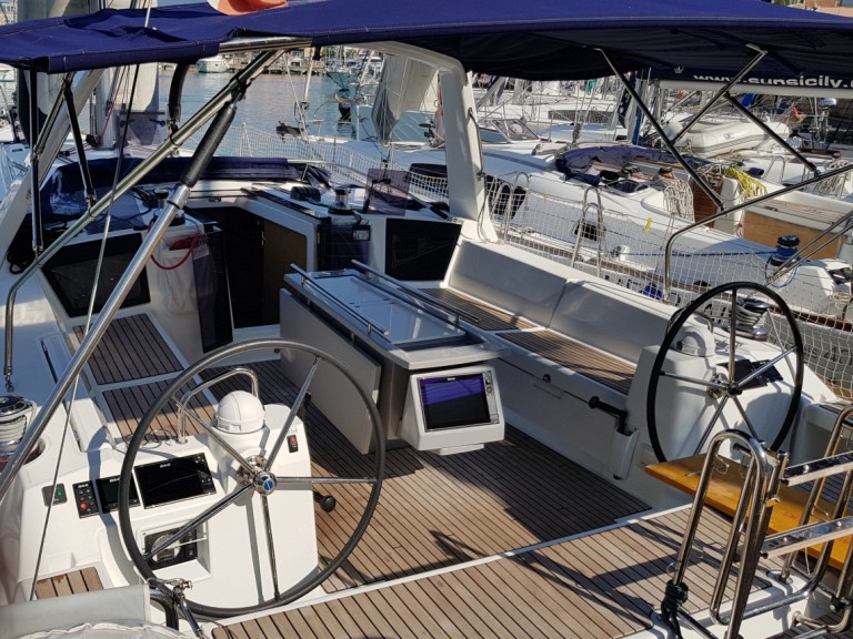 Hire Sailboat with or without skipper Bénéteau Furnari