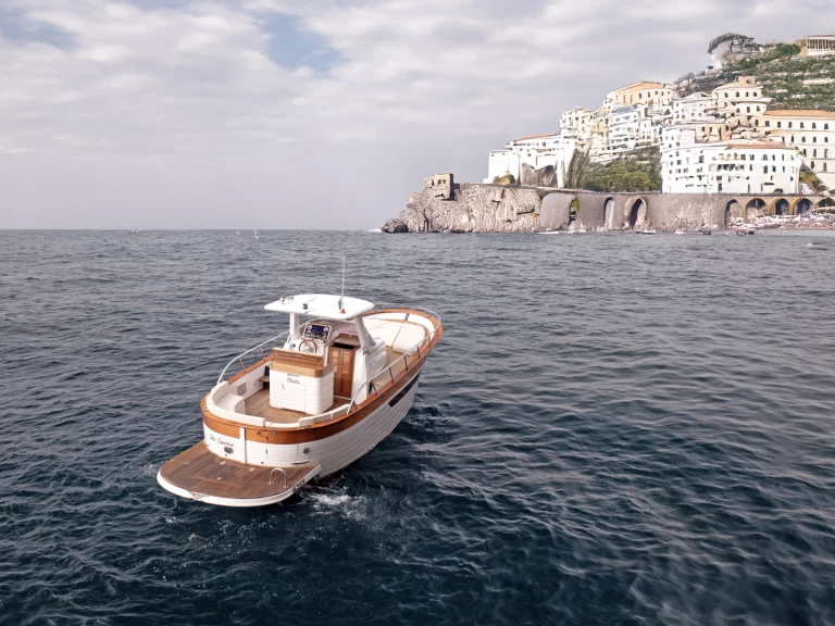 Motorboat hire in Amalfi - Gozzo Libeccio 32WA