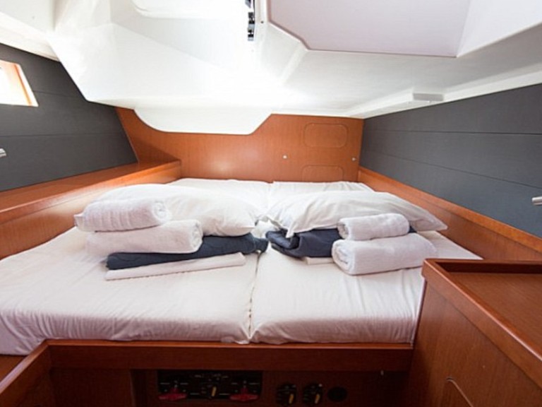 Charter a Bénéteau Oceanis 48 in Skiathos on Samboat